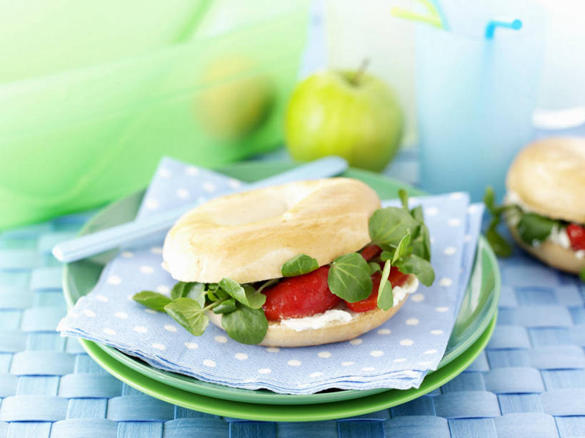 点心,面包,无人,横图,俯视,室内,特写,白天,餐桌,桌子,苹果,蔬菜,杯子,餐具,水果,阴影,朦胧,模糊,新鲜,反射,布料,碟子,盘,影子,塑料,生食,食品,面点,果实,布纹,玻璃制品,桌布,食物,糕点,蓝色,盘子,餐巾,水杯,塑料制品,吸管,碟,台布,青苹果,有机食品,绿色食品,餐台,空心,豆瓣菜,饮管,水蔊菜,水田芥菜,水茼蒿,西洋菜,百吉饼,贝果面包,玻璃杯,彩图,高角度拍摄,圆柱状