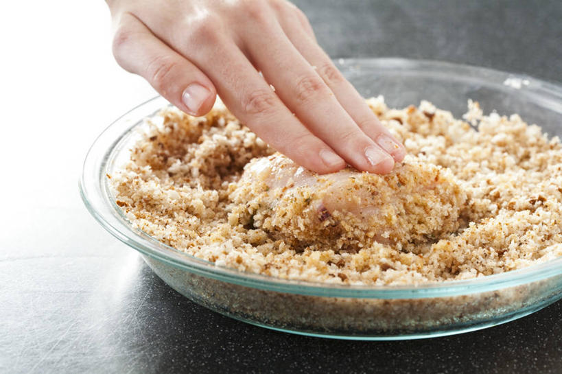 西方人,手,一个人,横图,俯视,室内,特写,白天,餐桌,桌子,餐具,玻璃,欧洲,欧洲人,仅一个年轻女性,仅一个女性,仅一个人,一堆,许多,握,阴影,堆叠,堆积,朦胧,模糊,反射,碟子,盘,影子,鸡肉,肉,肉类,玻璃制品,一个,盘子,碟,手部,握着,单个,餐台,堆,单手,面包屑,肉食,年轻女性,女人,女性,白种人,半身,彩图,高角度拍摄