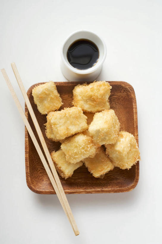 点心,豆腐,无人,竖图,俯视,室内,特写,白天,白色背景,餐桌,筷子,桌子,餐具,一堆,一双,许多,阴影,堆叠,堆积,反射,碟子,盘,影子,陶瓷,调料,酱料,酱汁,油炸,佐料,料理,食品,陶瓷制品,调味品,调味料,文化,传统,酱,小吃,美食,臭豆腐,食物,盘子,容器,碟,碗,中式,摄影,影棚,餐台,储藏,堆,礼节,豆制品,储存,干辣椒,礼仪,海鲜酱,虾酱,进餐用具,彩图,高角度拍摄,影棚拍摄,拍摄,贮存