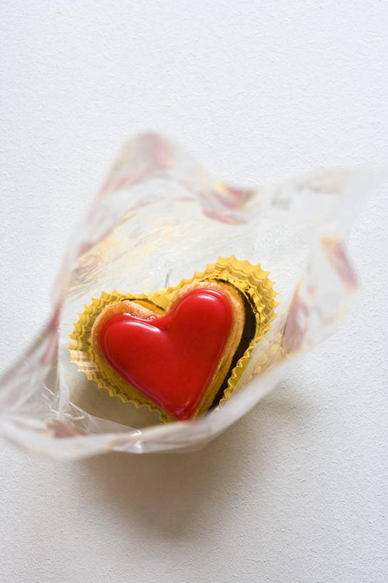 点心,奶酪,无人,竖图,俯视,室内,特写,白天,白色背景,爱情,餐桌,桌子,阴影,爱心,反射,包装,包装纸,影子,纸,干酪,起司,食品,甜点,甜品,纸张,芝士,浪漫,营养,食物,糕点,红色,甜食,温暖,温馨,心形,乳酪,恩爱,摄影,影棚,餐台,和睦,包装材料,乳制品,发酵,心型,彩图,高角度拍摄,影棚拍摄,拍摄,融洽