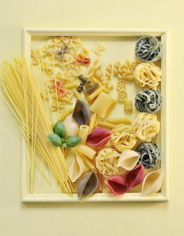 面食,面条,意大利面,无人,竖图,俯视,彩色,室内,特写,白天,西餐,餐具,一堆,许多,堆叠,堆积,黄色背景,碟子,盘,面,料理,食品,食物,盘子,碟,西式,摄影,影棚,堆,五颜六色,色彩斑斓,蝴蝶面,贝壳面,五彩缤纷,五彩斑斓,五光十色,彩图,高角度拍摄,影棚拍摄,拍摄