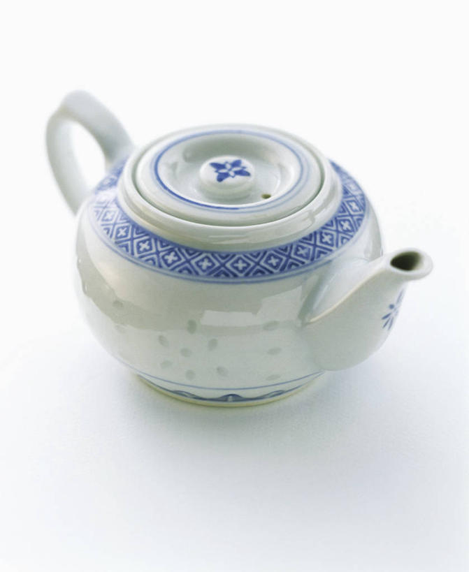 无人,竖图,俯视,室内,特写,白天,白色背景,绘画,餐桌,桌子,静物,阴影,反射,彩绘,瓷器,壶,影子,陶瓷,陶瓷制品,水壶,一个,茶壶,容器,摄影,影棚,单个,餐台,陶艺,彩釉,画画,彩图,高角度拍摄,影棚拍摄,拍摄