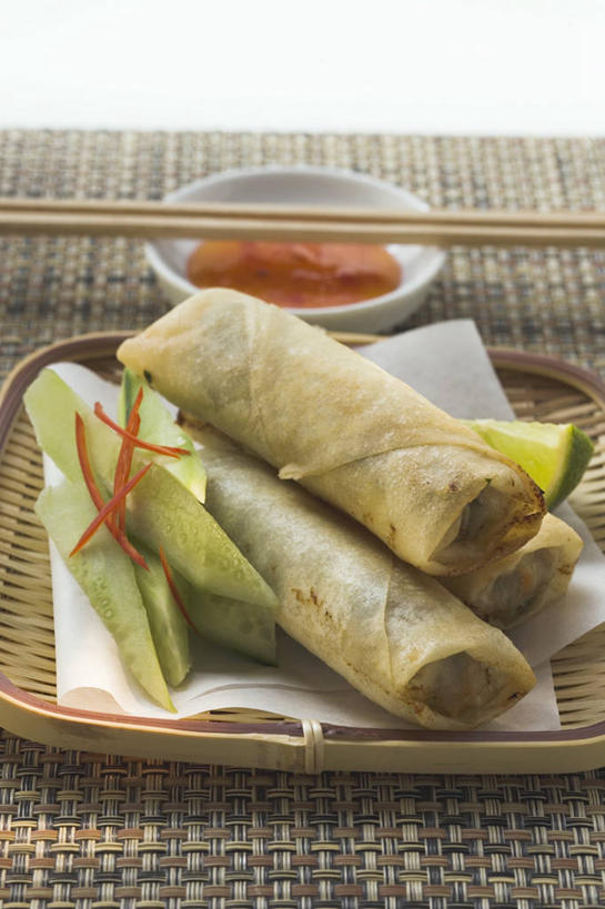 点心,无人,竖图,俯视,室内,特写,白天,餐桌,筷子,桌子,黄瓜,蔬菜,餐具,一双,阴影,新鲜,反射,碟子,盘,影子,调料,酱料,酱汁,佐料,料理,食品,面点,调味品,调味料,文化,传统,酱,春卷,美食,食物,两个,盘子,碟,中式,有机食品,绿色食品,餐台,礼节,薄饼,礼仪,春饼,进餐用具,青瓜,胡瓜,彩图,高角度拍摄