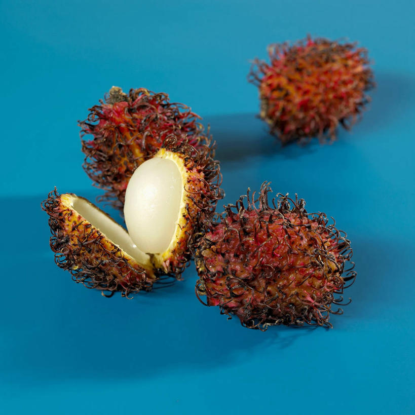 无人,方图,俯视,室内,特写,白天,餐桌,桌子,水果,阴影,蓝色背景,新鲜,反射,影子,生食,食品,果实,食物,红色,白色,四个,摄影,有机食品,绿色食品,影棚,餐台,红毛丹,韶子,毛龙眼,毛荔枝,彩图,高角度拍摄,影棚拍摄,拍摄