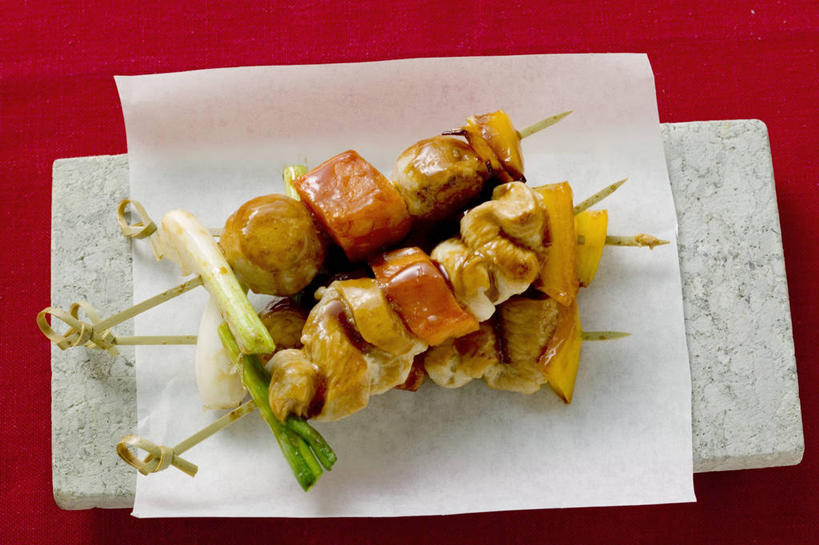 无人,横图,俯视,室内,特写,白天,烹饪,中餐,餐桌,桌子,蔬菜,阴影,红色背景,新鲜,反射,影子,肉,料理,食品,猪肉,菜肴,美食,肉类,竹签,食物,中式,摄影,佳肴,有机食品,绿色食品,影棚,餐台,肉食,豚肉,取食签,彩图,高角度拍摄,影棚拍摄,拍摄