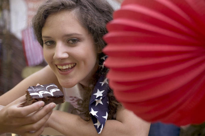 西方人,一个人,笑,微笑,露齿笑,横图,室外,白天,正面,欧洲,欧洲人,仅一个年轻女性,仅一个女性,仅一个人,握,服装,朦胧,模糊,核桃,食品,糖,糖果,坚果,甜点,甜品,果实,拿,拿着,注视,休闲装,食物,衣服,甜食,干果,巧克力,观察,看,休闲,休闲服,握着,服饰,观看,朱古力,黑巧克力,察看,关注,胡桃,羌桃,年轻女性,女人,女性,白种人,半身,彩图