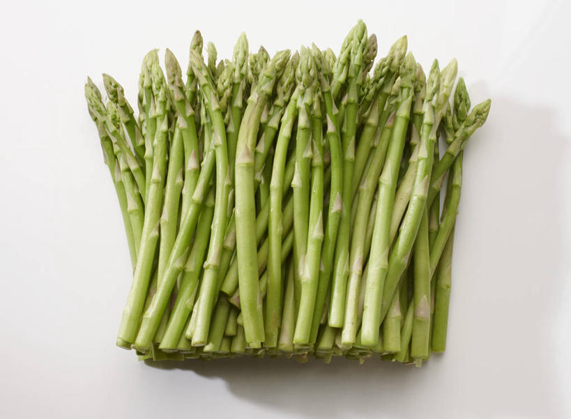 无人,横图,俯视,室内,特写,白天,白色背景,餐桌,桌子,芦笋,蔬菜,一排,许多,阴影,新鲜,整齐,反射,影子,食品,很多,食物,排列,绿色,摄影,有机食品,绿色食品,影棚,餐台,堆,队列,猪尾巴,药鸡豆子,石刁柏,蚂蚁杆,龙须菜,狼尾巴根,彩图,高角度拍摄,影棚拍摄,拍摄