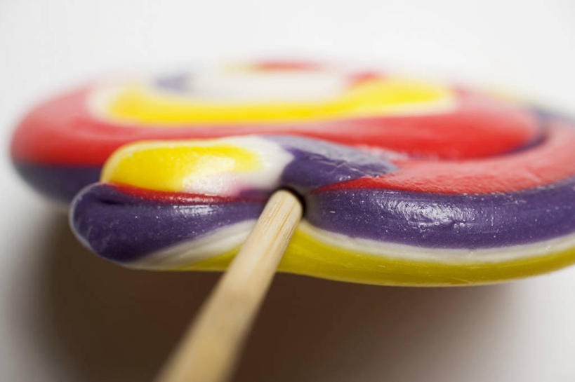 无人,横图,俯视,彩色,室内,特写,白天,白色背景,餐桌,桌子,一根,阴影,朦胧,模糊,反射,棒棒糖,影子,食品,糖,糖果,甜点,甜品,食物,甜食,摄影,影棚,餐台,彩图,高角度拍摄,影棚拍摄,拍摄