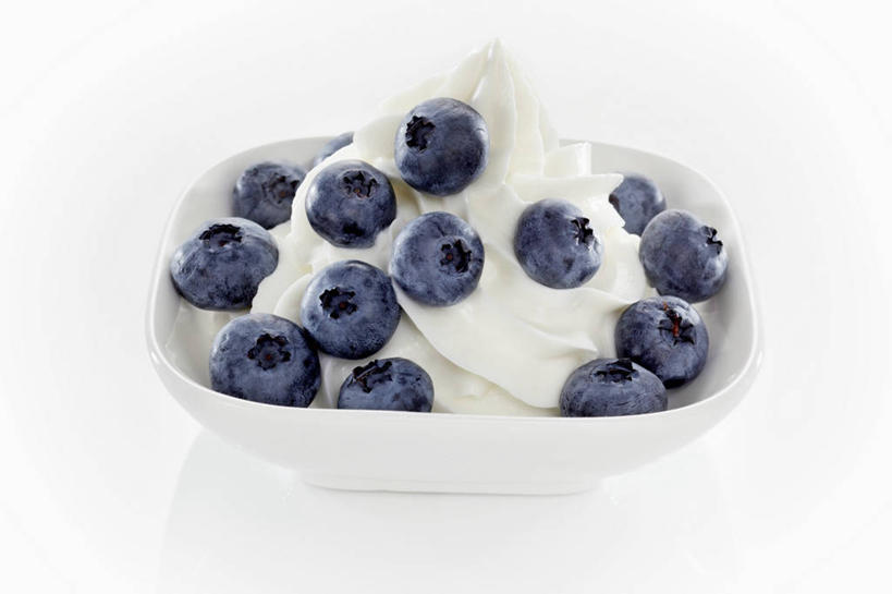 牛奶,无人,横图,俯视,室内,特写,白天,白色背景,餐桌,桌子,浆果,蓝莓,水果,许多,阴影,新鲜,反射,影子,陶瓷,生食,食品,冰激凌,果实,陶瓷制品,饮品,很多,清凉,营养,酸奶,食物,饮料,一个,蓝色,容器,碗,冷饮,舒服,冰淇淋,摄影,有机食品,绿色食品,影棚,单个,餐台,储藏,解暑,乳制品,奶,储存,解渴,雪糕,发酵,舒爽,冰糕,消暑,优格,优酪乳,山都柿,蓝浆果,蓝靛果,彩图,高角度拍摄,影棚拍摄,拍摄,贮存