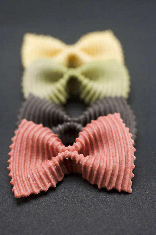 面食,面条,意大利面,无人,竖图,俯视,室内,特写,白天,西餐,餐桌,桌子,一排,阴影,黑色背景,朦胧,模糊,整齐,反射,影子,面,料理,食品,食物,排列,西式,摄影,影棚,餐台,蝴蝶面,队列,彩图,高角度拍摄,影棚拍摄,拍摄