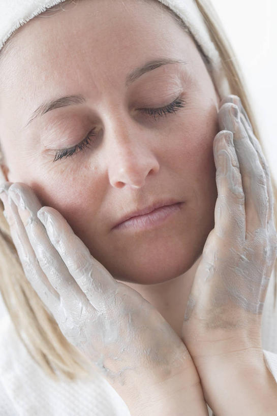 西方人,脸,头,脸颊,手,一个人,闭眼,竖图,室内,特写,白天,白色背景,正面,化妆,美容,欧洲,欧洲人,双手,仅一个年轻女性,仅一个女性,仅一个人,擦,抚摸,护肤,美白,润肤露,清洁,保养,享受,休闲,手部,放松,去角质,擦拭,保健,摄影,影棚,保湿,滋润,乳液,护肤品,去死皮,护肤用品,舒缓,养颜,去污,控油,紧肤,嫩肤,祛痘,去痘,祛角质,抗衰,再生,增白,补水,祛斑,抗皱,防皱,除皱,去皱,揩擦,拭,年轻女性,女人,女性,白种人,头部,脸部,脸蛋,面部,闭眼睛,闭着眼,闭着眼睛,半身,彩图,影棚拍摄,拍摄,轻抚