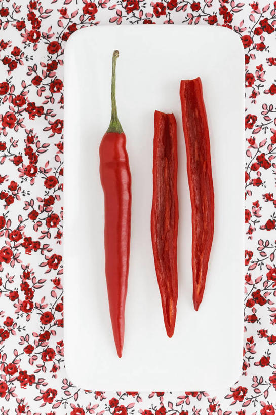 无人,竖图,俯视,室内,特写,白天,餐桌,桌子,辣椒,蔬菜,餐具,三根,一排,阴影,新鲜,整齐,反射,布料,碟子,盘,影子,食品,布纹,桌布,食物,排列,一个,红色,盘子,餐巾,碟,台布,摄影,有机食品,绿色食品,影棚,单个,餐台,队列,辣角,红海椒,大椒,辣虎,广椒,辣子,红辣椒,海椒,番椒,彩图,高角度拍摄,影棚拍摄,拍摄