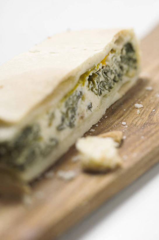 奶酪,无人,竖图,俯视,室内,特写,白天,白色背景,餐桌,桌子,菠菜,蔬菜,一块,阴影,朦胧,模糊,新鲜,反射,木制,影子,干酪,起司,食品,案板,芝士,营养,砧板,食物,木制品,乳酪,摄影,有机食品,绿色食品,影棚,餐台,乳制品,发酵,鹦鹉菜,鼠根菜,角菜,红嘴绿鹦哥,赤根菜,菠薐菜,波斯草,彩图,高角度拍摄,影棚拍摄,拍摄