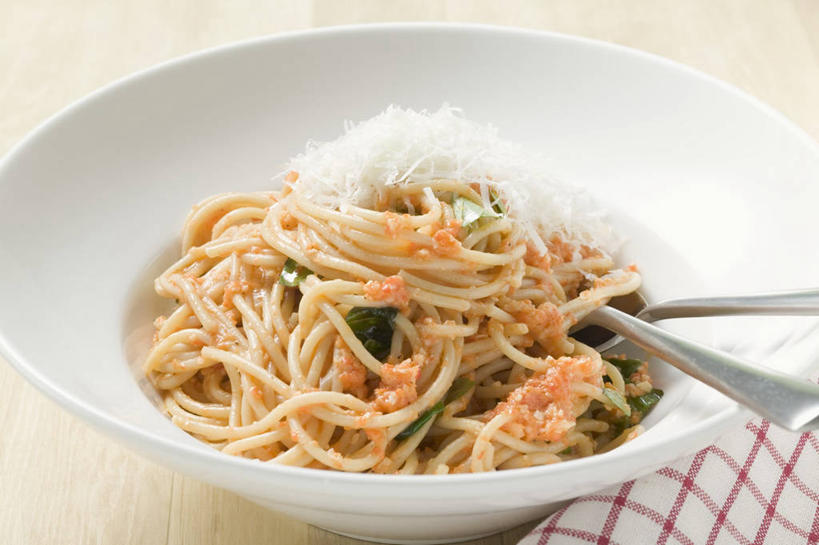 点心,面食,面条,奶酪,意大利面,无人,横图,俯视,室内,特写,白天,西餐,餐桌,桌子,餐具,一堆,阴影,堆叠,堆积,反射,叉子,粉末,影子,勺子,陶瓷,调料,酱料,酱汁,面,茄汁,佐料,干酪,起司,芝士粉,料理,食品,甜点,甜品,陶瓷制品,调味品,芝士,营养,调味料,番茄酱,酱,食物,糕点,三个,容器,调羹,汤匙,碗,甜食,奶油,粉,乳酪,西式,餐台,储藏,堆,乳制品,储存,发酵,餐叉,粉状,粉剂,激凌,克林姆,淇淋,进餐用具,彩图,高角度拍摄,贮存