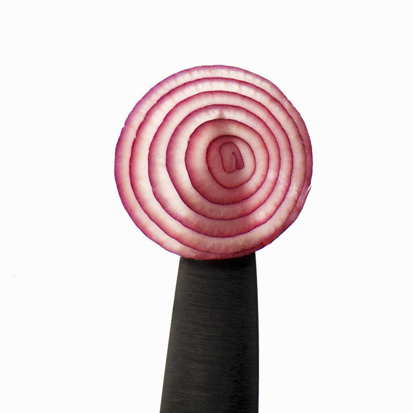 无人,方图,室内,特写,白天,白色背景,正面,蔬菜,洋葱,金属制品,一把,一片,切开,阴影,新鲜,反射,金属,工具,影子,食品,刀具,食物,红色,刀,切,摄影,有机食品,绿色食品,影棚,玉葱,菜刀,剖面,切面,切菜刀,圆葱,洋葱头,球葱,葱头,彩图,影棚拍摄,拍摄,红洋葱