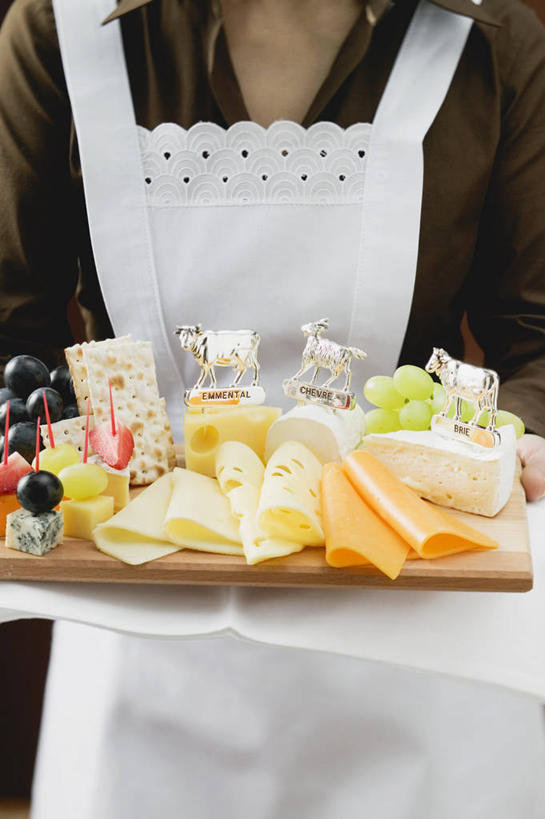 奶酪,西方人,一个人,服务员,站,捧,竖图,室内,特写,白天,正面,欧洲,欧洲人,仅一个女性,仅一个人,服装,围裙,干酪,起司,案板,芝士,营养,休闲装,砧板,衣服,站着,仅一个中年女性,休闲,休闲服,乳酪,服饰,乳制品,发酵,女人,女性,中年女性,白种人,服务生,侍者,端,端着,捧着,手捧,站立,半身,彩图