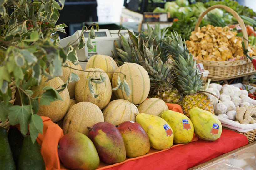 无人,菜场,交叉,横图,室外,白天,正面,购物,消费,竹子,菠萝,芒果,蔬菜,水果,一堆,许多,堆叠,堆积,竹制,新鲜,编织,篮子,哈密瓜,菌菇,生食,食品,果实,甜瓜,集市,市场,很多,菌类,蔬果,食物,竹篮,食用菌,金融,有机食品,绿色食品,竹条,堆,交织,竹制品,网纹瓜,甘瓜,选购,贸易,鸡油菌,穿插,杏黄菌,杏菌,菜市,望果,蜜望,檬果,闷果,漭果,杧果,凤梨,庵波罗果,彩图,菜市场