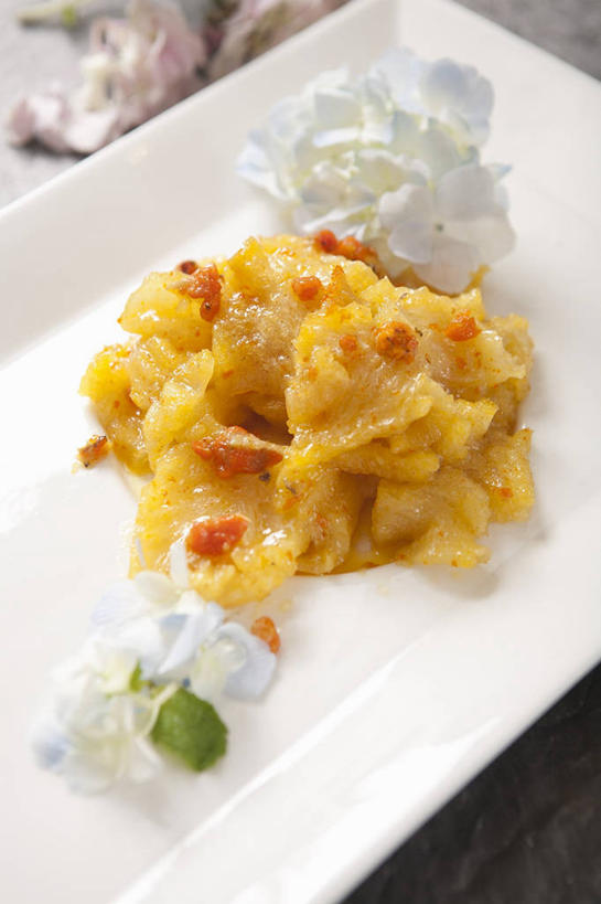 海鲜,蟹,无人,竖图,俯视,室内,特写,白天,餐桌,桌子,餐具,一堆,阴影,堆叠,堆积,反射,螃蟹,碟子,盘,影子,肉,鱼肉,水产,肉类,海洋生物,一个,盘子,碟,单个,餐台,堆,水生动物,海产品,水生物,肉食,海底动物,彩图,高角度拍摄