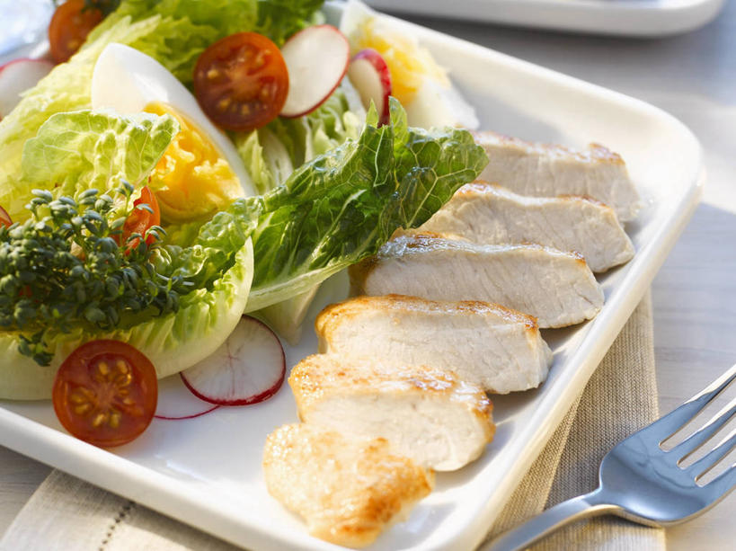 无人,横图,俯视,室内,特写,白天,餐桌,桌子,鸡,蔬菜,西红柿,小番茄,餐具,一排,切开,阴影,新鲜,整齐,反射,叉子,碟子,盘,影子,生菜,莴苣,鸡肉,肉,生食,蔬菜沙拉,沙拉,食品,火鸡,色拉,沙律,肉类,家禽,食物,排列,两个,动物,盘子,碟,切,牲畜,有机食品,绿色食品,餐台,色拉酱,队列,千岛酱,剖面,肉食,餐叉,切面,春菜,鹅仔菜,莴仔菜,千金菜,叶用莴苣,七面鸟,吐绶鸡,小西红柿,樱桃小番茄,珍珠小番茄,进餐用具,樱桃番茄,圣女果,番茄,彩图,高角度拍摄