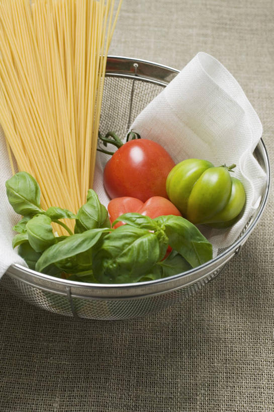 面食,面条,意大利面,无人,竖图,俯视,室内,特写,白天,西餐,植物,餐桌,桌子,蔬菜,西红柿,叶子,阴影,新鲜,反射,滤器,影子,勺子,面,香料,料理,食品,绿叶,草药,中药,食物,一个,香草,嫩叶,西式,有机食品,绿色食品,单个,餐台,罗勒,紫苏,药材,中草药,漏勺,九层塔,圣约瑟夫草,甜罗勒,兰香,中药材,本草,叶,叶片,番茄,彩图,高角度拍摄