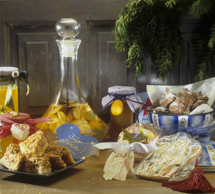 点心,面包,无人,横图,俯视,室内,特写,白天,餐桌,桌子,餐具,礼盒,礼物,叶子,阴影,反射,碟子,罐子,盘,影子,纸盒,食品,面点,绿叶,酒类,玻璃制品,盒子,酒,食物,糕点,饮料,包装盒,盘子,玻璃瓶,瓶子,礼品盒,碟,果酱,嫩叶,礼品,餐台,利口酒,蒸馏酒,果子酱,餐后甜酒,叶,叶片,彩图,高角度拍摄