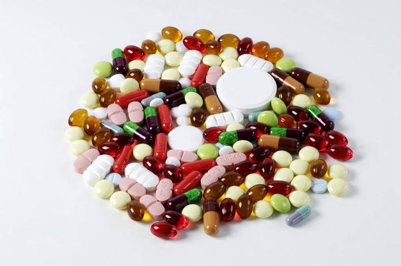 无人,横图,俯视,彩色,室内,特写,白天,白色背景,安全,餐桌,桌子,一堆,许多,阴影,堆叠,堆积,反射,药剂,药丸,影子,防护,很多,胶囊,药片,药品,治疗,摄影,影棚,餐台,堆,保护,药物,医疗,保险,预防,平安,彩图,高角度拍摄,影棚拍摄,拍摄