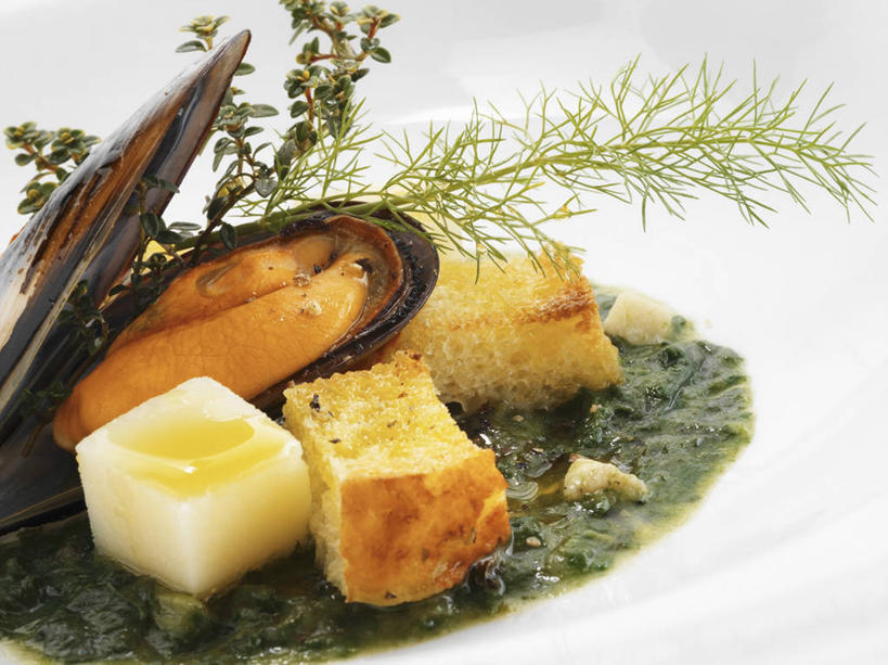 点心,海鲜,面包,无人,横图,俯视,室内,特写,白天,餐桌,桌子,蔬菜,贝壳,餐具,阴影,新鲜,反射,碟子,盘,影子,食品,面点,水产,海洋生物,食物,糕点,一个,盘子,碟,有机食品,绿色食品,单个,餐台,水生动物,海产品,贻贝,水生物,海底动物,牛皮菜,厚皮菜,海虹,淡菜,壳菜,青口,厚合菜,莙达菜,莙荙菜,根达菜,恭菜,观达菜,彩图,高角度拍摄