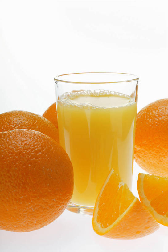 果汁,无人,竖图,室内,特写,白天,白色背景,正面,餐桌,桌子,杯子,水果,切开,阴影,新鲜,反射,影子,生食,橙汁,食品,果实,饮品,一杯,玻璃制品,食物,饮料,一个,水杯,切,橙色,摄影,有机食品,绿色食品,影棚,单个,餐台,甜橙,可口,剖面,切面,适口,玻璃杯,橙子,橙,彩图,影棚拍摄,拍摄,鹄壳,黄橙,黄果,金橙,金环,金球,糖橙