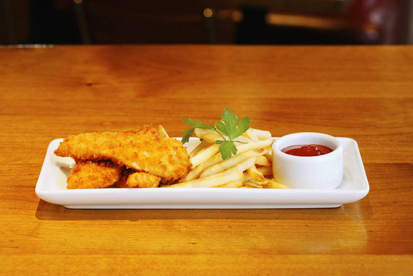 无人,横图,俯视,室内,特写,白天,白色背景,烹饪,西餐,餐桌,桌子,蔬菜,土豆,餐具,叶子,一堆,阴影,堆叠,堆积,新鲜,装饰,反射,碟子,盘,影子,陶瓷,调料,鸡肉,酱料,酱汁,茄汁,肉,油炸,佐料,料理,食品,绿叶,陶瓷制品,调味品,调味料,番茄酱,薯条,鸡块,酱,菜肴,美食,肉类,食物,两个,盘子,容器,碟,碗,快餐,嫩叶,西式,摄影,佳肴,有机食品,绿色食品,影棚,餐台,储藏,堆,华丽,修饰,点缀,配菜,储存,炸鸡块,肉食,西式快餐,垃圾食品,馍馍蛋,衬托,美观,雅致,雅观,叶,叶片,洋芋,山药蛋,马铃薯,彩图,高角度拍摄,影棚拍摄,拍摄,贮存