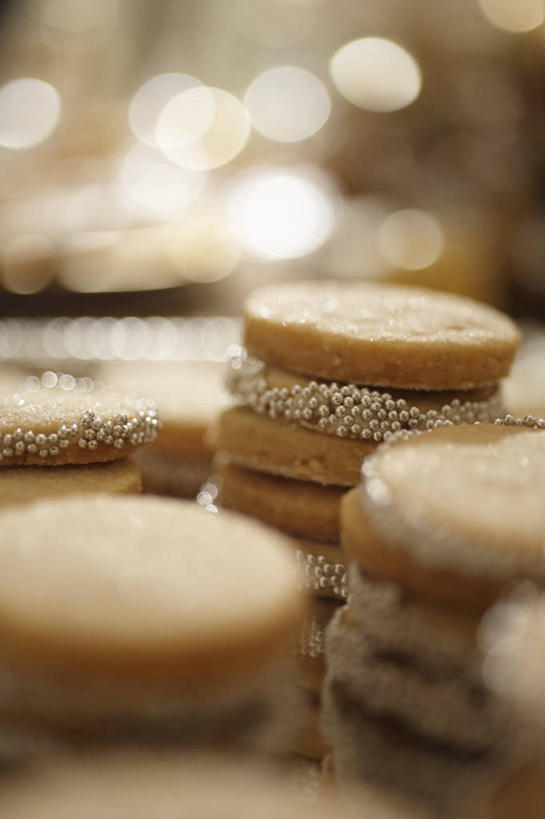 点心,无人,竖图,俯视,室内,特写,白天,餐桌,桌子,一排,许多,阴影,朦胧,模糊,整齐,反射,影子,食品,曲奇,很多,食物,排列,饼干,零食,餐台,堆,队列,曲奇饼,曲奇饼干,彩图,高角度拍摄