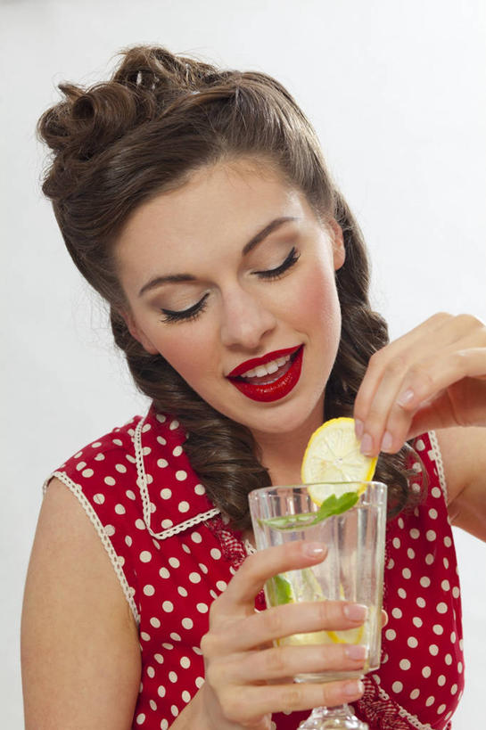 西方人,一个人,笑,微笑,露齿笑,竖图,室内,白天,白色背景,正面,杯子,水果,欧洲,欧洲人,仅一个年轻女性,仅一个女性,仅一个人,握,服装,新鲜,生食,汽水,食品,果实,柠檬水,饮品,一杯,拿,拿着,注视,玻璃制品,食物,饮料,一个,衣服,红色,水杯,碳酸饮料,观察,看,握着,摄影,服饰,有机食品,绿色食品,影棚,单个,观看,察看,衣着,穿着,关注,可口,衣饰,适口,年轻女性,女人,女性,白种人,玻璃杯,半身,彩图,影棚拍摄,拍摄,荷兰水