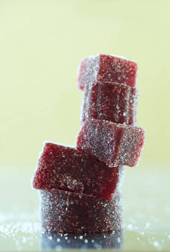 无人,竖图,俯视,室内,特写,白天,餐桌,桌子,草莓,浆果,水果,一排,阴影,朦胧,模糊,新鲜,整齐,反射,影子,调料,生食,食品,糖,果实,调味品,调味料,方糖,食物,排列,红色,有机食品,绿色食品,餐台,堆,队列,五块,半方糖,白方糖,洋莓,水果皇后,红莓,地莓,彩图,高角度拍摄