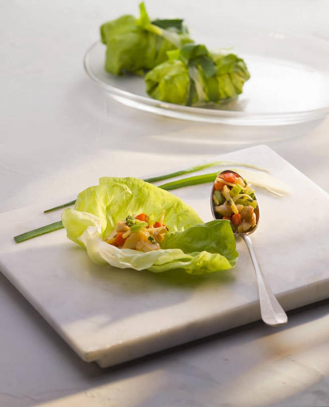 无人,竖图,俯视,室内,特写,白天,餐桌,桌子,蔬菜,玻璃,一块,阴影,新鲜,反射,木制,影子,勺子,生菜,莴苣,生食,蔬菜沙拉,沙拉,食品,案板,色拉,沙律,玻璃制品,砧板,食物,两个,木制品,容器,调羹,汤匙,碗,有机食品,绿色食品,餐台,色拉酱,储藏,储存,千岛酱,春菜,鹅仔菜,莴仔菜,千金菜,叶用莴苣,奶油生菜,彩图,高角度拍摄,贮存