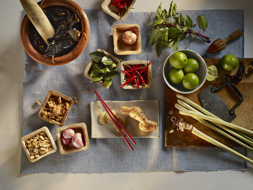 无人,横图,俯视,室内,特写,白天,植物,餐桌,桌子,水果,许多,阴影,新鲜,反射,影子,陶瓷,调味,生食,香料,佐料,食品,果实,草药,陶瓷制品,很多,香茅,柠檬草,中药,食物,容器,碗,香草,器皿,有机食品,绿色食品,餐台,储藏,罗勒,研磨,臼杵,储存,紫苏,药材,中草药,九层塔,圣约瑟夫草,甜罗勒,研杵,兰香,中药材,本草,研钵,作料,酸橙,臼,代代,橙子,橙,彩图,高角度拍摄,贮存