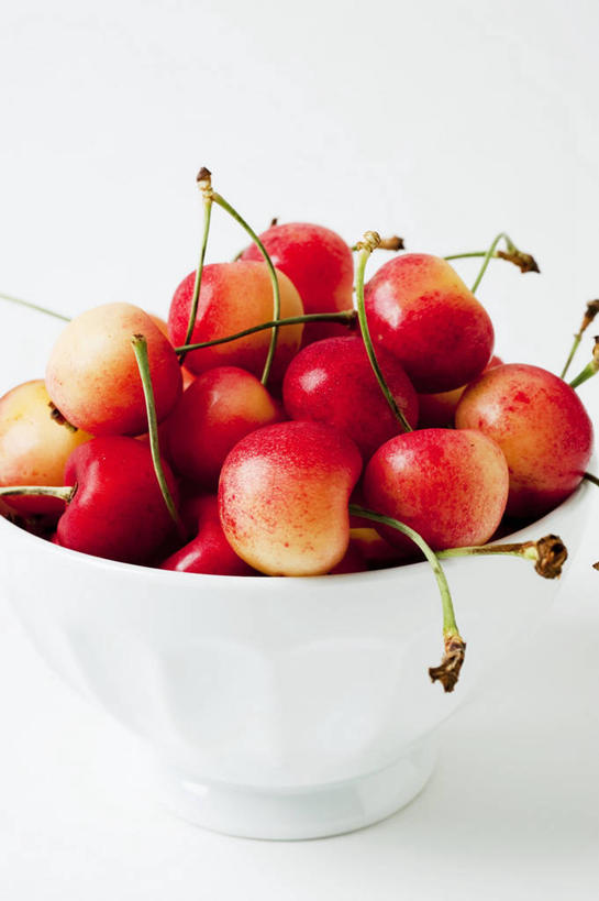 无人,竖图,俯视,室内,特写,白天,白色背景,餐桌,桌子,樱桃,水果,一堆,许多,阴影,堆叠,堆积,新鲜,反射,影子,陶瓷,生食,食品,果实,陶瓷制品,很多,食物,一个,红色,容器,碗,摄影,有机食品,绿色食品,影棚,单个,餐台,储藏,堆,储存,樱珠,莺桃,英桃,楔桃,牛桃,荆桃,彩图,高角度拍摄,影棚拍摄,拍摄,贮存