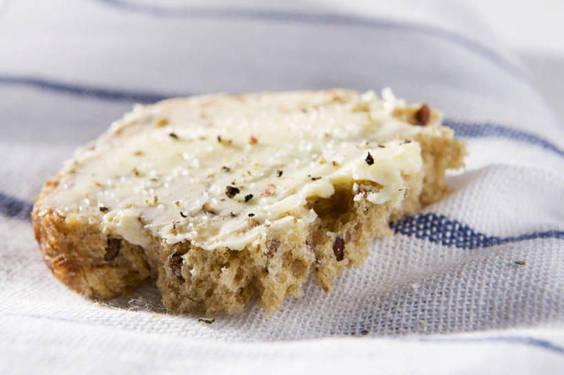 点心,面包,无人,横图,俯视,室内,特写,白天,餐桌,桌子,一块,阴影,反射,影子,调料,调味,香料,佐料,黄油,食品,面点,黑胡椒,调味品,调味料,食物,糕点,餐巾,黑面包,餐台,配料,全麦面包,乳制品,白脱油,作料,乳脂,麸皮面包,保洁方巾,口布,胡椒,彩图,高角度拍摄