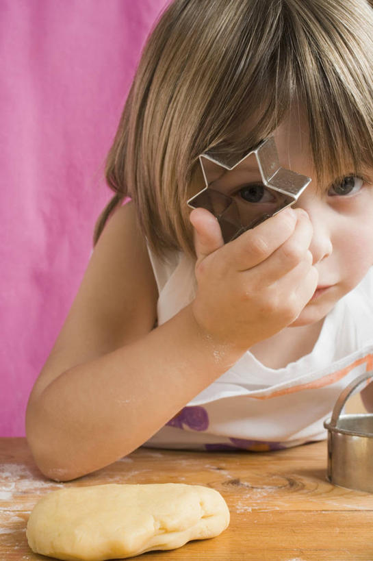 点心,西方人,儿童,一个人,竖图,室内,白天,正面,纯洁,餐桌,桌子,欧洲,欧洲人,仅一个女性,仅一个人,握,阴影,服装,反射,粉末,影子,面粉,食品,拿,粮食,拿着,注视,休闲装,食物,小孩,衣服,饼干,零食,观察,看,仅一个小孩,休闲,休闲服,粉,可爱,童年,童趣,握着,服饰,餐台,模具,观看,农产品,察看,关注,童真,烂漫,无邪,原材料,粉状,天真,女孩,女人,女性,白种人,孩子,半身,彩图,女生