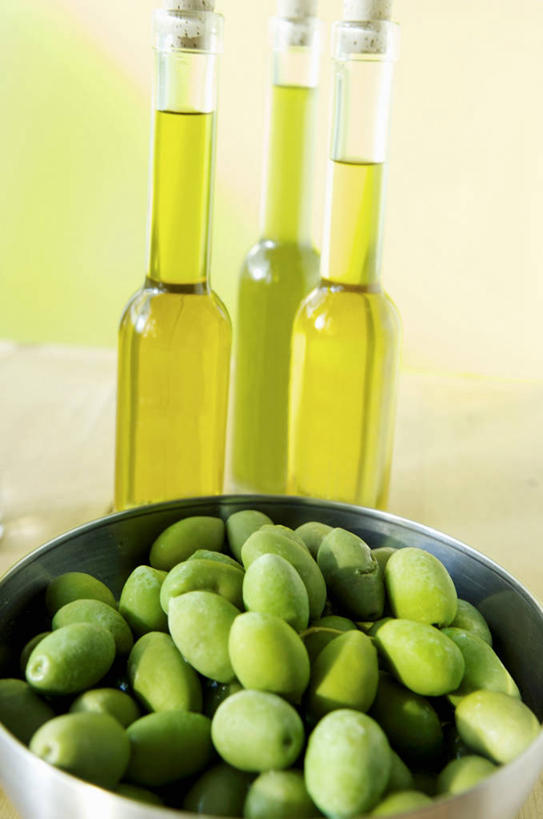 无人,竖图,俯视,室内,特写,白天,餐桌,桌子,橄榄,水果,一堆,许多,阴影,堆叠,堆积,朦胧,模糊,新鲜,反射,罐子,影子,陶瓷,生食,食用油,油,橄榄油,食品,果实,陶瓷制品,很多,玻璃制品,食物,玻璃瓶,瓶子,容器,碗,四个,有机食品,绿色食品,餐台,储藏,堆,储存,植物油,青果,白榄,彩图,高角度拍摄,贮存