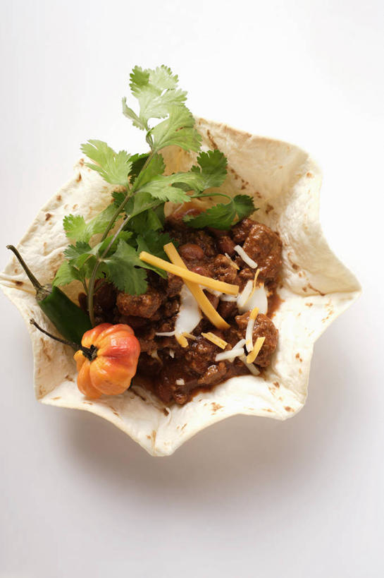 点心,奶酪,无人,竖图,俯视,室内,特写,白天,白色背景,植物,餐桌,桌子,豆,辣椒,蔬菜,阴影,新鲜,反射,影子,陶瓷,豆类,豆子,刀豆,肉,干酪,起司,食品,陶瓷制品,芝士,营养,文化,四季豆,猪肉,饼,小吃,肉类,食物,糕点,一个,容器,碗,甜食,乳酪,摄影,有机食品,绿色食品,影棚,单个,餐台,储藏,乳制品,储存,芸豆,发酵,肉食,豆科,玉米饼,切达干酪,辣角,红海椒,大椒,辣虎,广椒,豚肉,菜豆,二季豆,白肾豆,架豆,玉豆,去豆,车达奶酪,车打奶酪,切达奶酪,辣子,红辣椒,海椒,番椒,彩图,高角度拍摄,影棚拍摄,拍摄,贮存