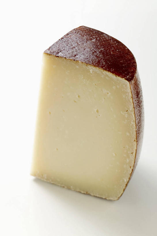 奶酪,无人,竖图,俯视,室内,特写,白天,白色背景,餐桌,桌子,一块,切开,阴影,反射,影子,干酪,起司,芝士,营养,黄色,切,乳酪,摄影,影棚,餐台,乳制品,发酵,剖面,切面,彩图,高角度拍摄,影棚拍摄,拍摄