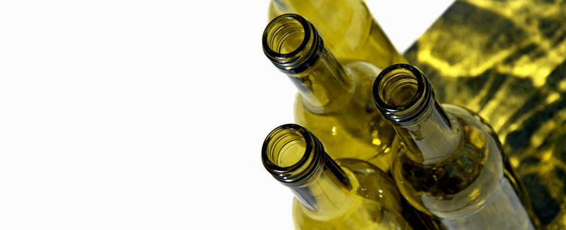 无人,横图,俯视,室内,特写,白天,白色背景,餐桌,桌子,静物,阴影,新鲜,反射,影子,红酒瓶,玻璃制品,酒瓶,绿色,玻璃瓶,瓶子,四个,摄影,影棚,餐台,青春,生命,葡萄酒瓶,和平,安详,冷色,彩图,高角度拍摄,影棚拍摄,拍摄