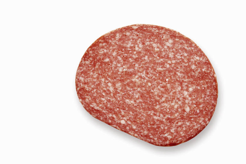 无人,横图,俯视,室内,特写,白天,白色背景,餐桌,桌子,一片,切开,阴影,反射,影子,肉,香肠,腊肠,猪肉,肉类,红色,切,摄影,影棚,餐台,剖面,肉食,切面,豚肉,彩图,高角度拍摄,影棚拍摄,拍摄