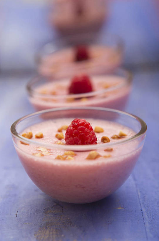 点心,无人,竖图,俯视,室内,特写,白天,餐桌,桌子,水果,玻璃,一排,阴影,朦胧,模糊,新鲜,整齐,反射,影子,生食,食品,布丁,甜点,甜品,果实,玻璃制品,食物,糕点,排列,三个,容器,碗,果冻,甜食,零食,奶油,有机食品,绿色食品,餐台,储藏,乳制品,储存,队列,山莓,树莓,啫喱,三月泡,四月泡,山抛子,刺葫芦,悬钩子,馒头菠,高脚菠,龙船泡,泡儿刺,激凌,克林姆,淇淋,彩图,高角度拍摄,贮存