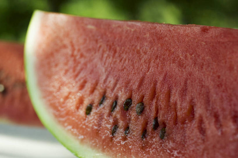 无人,横图,俯视,室内,特写,白天,餐桌,桌子,西瓜,水果,两块,切开,阴影,朦胧,模糊,新鲜,反射,影子,生食,食品,果实,食物,红色,切,有机食品,绿色食品,餐台,剖面,切面,寒瓜,彩图,高角度拍摄