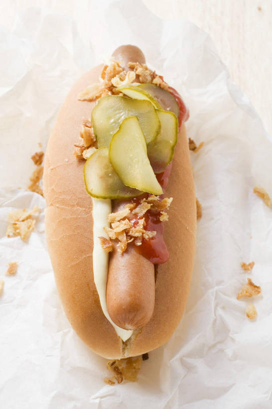 点心,面包,无人,竖图,俯视,室内,特写,白天,白色背景,烹饪,西餐,餐桌,桌子,黄瓜,蔬菜,阴影,新鲜,反射,影子,调料,酱料,酱汁,茄汁,肉,香肠,佐料,美乃滋,料理,食品,面点,腊肠,热狗,调味品,调味料,番茄酱,猪肉,酱,菜肴,美食,肉类,食物,糕点,快餐,西式,摄影,佳肴,有机食品,绿色食品,影棚,餐台,肉食,西式快餐,垃圾食品,蛋黄酱,小圆面包,豚肉,蛋黄沙拉酱,调味油,青瓜,胡瓜,彩图,高角度拍摄,影棚拍摄,拍摄