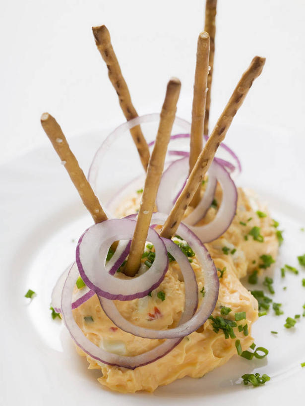 奶酪,无人,竖图,俯视,室内,特写,白天,白色背景,餐桌,桌子,蔬菜,洋葱,餐具,阴影,新鲜,反射,碟子,盘,影子,调料,酱料,酱汁,佐料,干酪,起司,食品,调味品,芝士,营养,调味料,酱,食物,一个,盘子,碟,乳酪,摄影,有机食品,绿色食品,影棚,单个,餐台,乳制品,玉葱,发酵,圆葱,洋葱头,球葱,葱头,彩图,高角度拍摄,影棚拍摄,拍摄