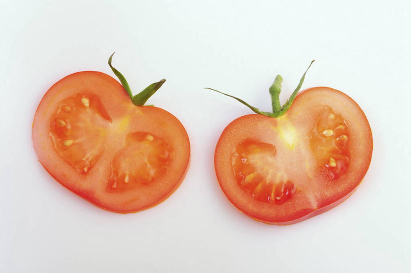 无人,横图,俯视,室内,特写,白天,白色背景,餐桌,桌子,蔬菜,西红柿,两片,切开,阴影,新鲜,反射,影子,食品,食物,红色,切,摄影,有机食品,绿色食品,影棚,餐台,剖面,切面,番茄,彩图,高角度拍摄,影棚拍摄,拍摄