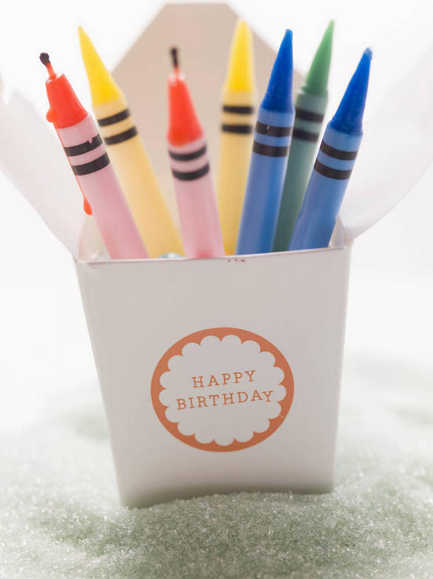 无人,竖图,俯视,室内,特写,白天,餐桌,桌子,蜡烛,礼盒,礼物,一排,许多,阴影,整齐,反射,英文,标志,文字,影子,纸盒,字符,字母,很多,标识,盒子,排列,包装盒,礼品盒,礼品,餐台,英文字母,队列,烛炬,彩图,高角度拍摄