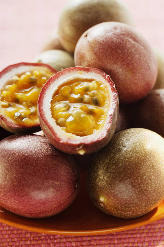 无人,竖图,俯视,室内,特写,白天,餐桌,桌子,水果,一堆,许多,切开,阴影,堆叠,堆积,新鲜,反射,影子,陶瓷,生食,食品,果实,陶瓷制品,很多,食物,一个,黄色,紫色,容器,碗,百香果,切,西番莲,有机食品,绿色食品,单个,餐台,储藏,堆,储存,剖面,切面,鸡蛋果,受难果,巴西果,彩图,高角度拍摄,贮存