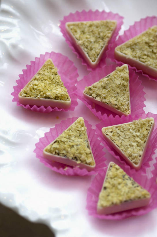 无人,竖图,俯视,室内,特写,白天,餐桌,桌子,许多,阴影,反射,影子,食品,糖,糖果,甜点,甜品,很多,食物,甜食,巧克力,餐台,朱古力,纸托,蛋糕托,蛋糕托纸,蛋糕纸托,彩图,高角度拍摄